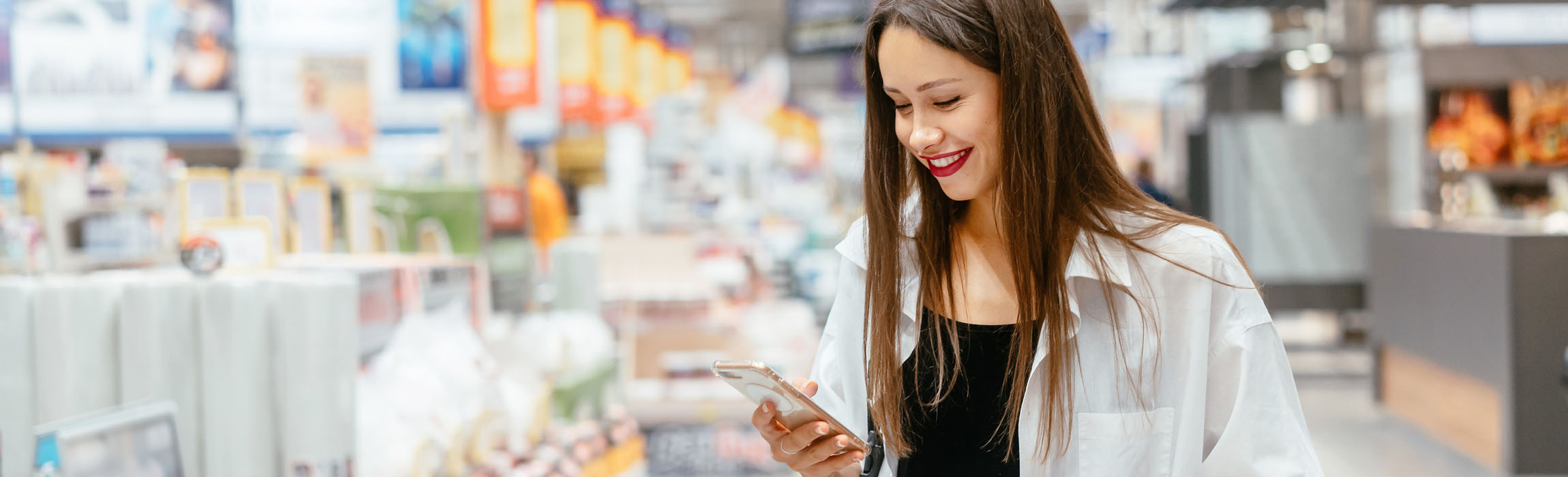 Frau im Baumarkt mit Smartphone Industrial & Consumer Elektronics